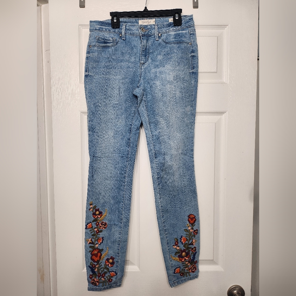 Jessica Simpson size 28. inseem 29 inches.  Embroidered Blue Jeans